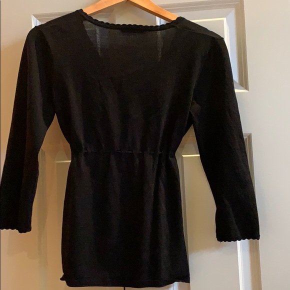 Delicate scalloped neckline & sleeves Lightweight - Picture 6 of 10